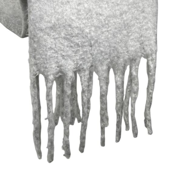 American Eagle Light Gray Fleece Fringe Hem Neck Shawl Wrap Scarf One Size - Picture 3 of 4